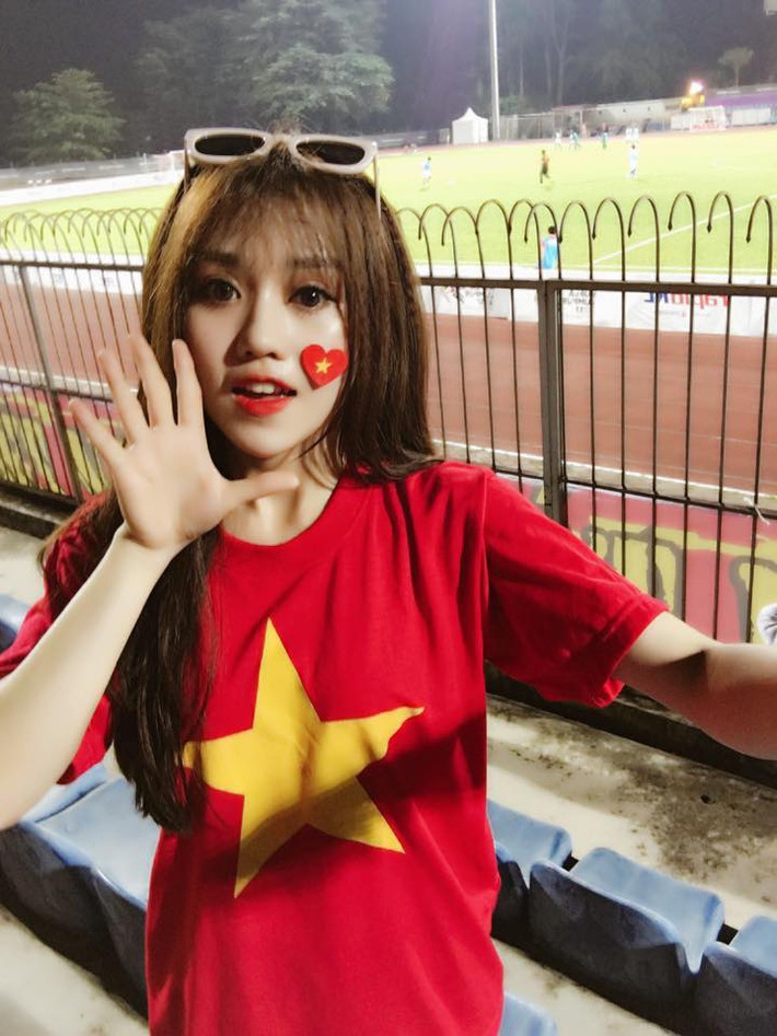 Trong trang phục quốc kì việt Nam, những lời hát ý nghĩa và giọng ca trong trẻo của Thùy Dung cùng người bạn Mai Loan đã chinh phục tất cả trái tim của cư dân mạng đang hừng hực khí thế chuẩn bị cho trận đấu của các cầu thủ U23 Việt Nam.