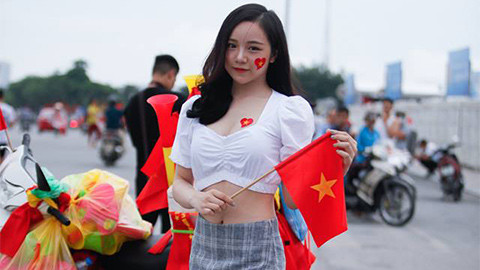 Tối ngày 3/8 ĐT U23 Việt Nam chính thức bước vào giải giao hữu tứ hùng được tổ chức trên sân nhà nhằm chuẩn bị cho trận đánh lớn mang tên ASIAD. Cũng là một người dành tình cảm lớn cho bóng đá nước nhà nên hot girl World Cup - Nguyễn Thủy Tiên cũng theo dòng người hướng về sân Mỹ Đình.