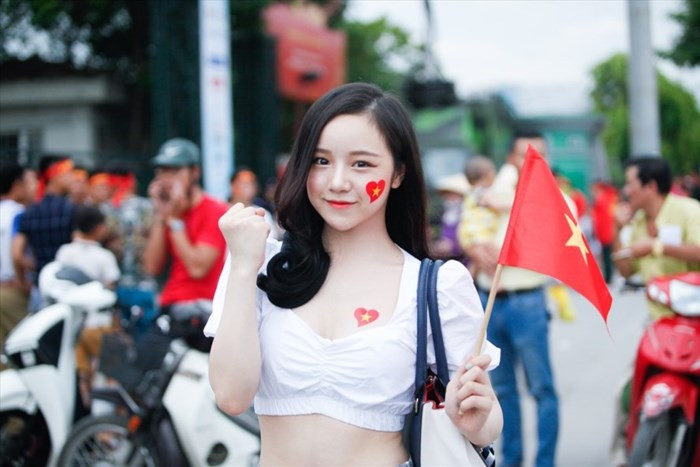 Sự xuất hiện rạng ngời của hot girl 9X - Thủy Tiên đã nhanh chóng được ống kính của các phóng viên ảnh để mắt tới và họ cho ra đời rất nhiều những bức ảnh đẹp của cô bạn này khi đi cổ vũ các cầu thủ U23 Việt Nam.