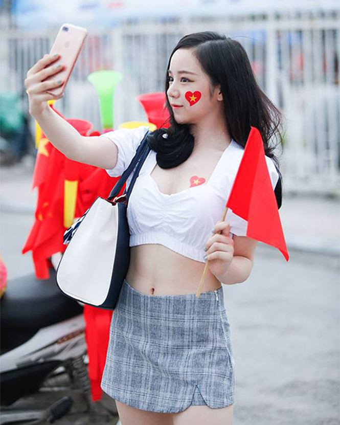 Những bức ảnh xinh đẹp của Thủy Tiên đi cổ vũ U23 Việt Nam nhanh chóng được dân mạng cập nhật và họ cũng dành những lời khen không ngớt cho cô bạn hot girl này.