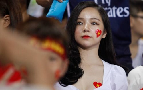 Nickname Tra Hoa chia sẻ: "Nhìn trên hình đã xinh, ra ngoài đời, chắc Thủy Tiên phải xinh hơn gấp vạn lần. Cô bạn này đúng là một điểm sáng trên khán đài sân Mỹ Đình tối qua".