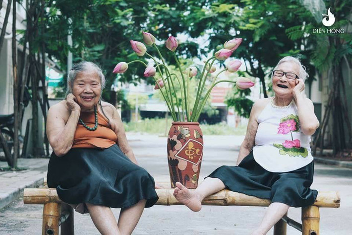 Bộ ảnh ghi lại khoảnh khắc hai cụ bà cùng vui đùa cùng nhau, thể hiện tình bạn già thân thiết, tạo dáng biểu cảm cùng hoa sen với những cử chỉ rất hồn nhiên mà không kém phần đáng yêu.