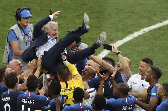 Số 3: Didier Deschamps là người thứ ba được trao chức vô địch World Cup với tư cách cầu thủ và HLV, sau Mario Zagallo (Brazil) và Franz Beckenbauer (Đức).