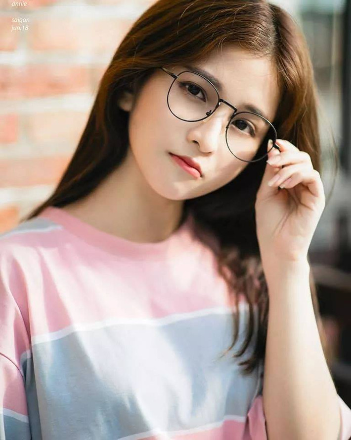 Dù bị cận thật hoặc chỉ làm phụ kiện nhưng phải công nhận rằng những người con gái đeo kính luôn có một sức hấp dẫn lạ kì.