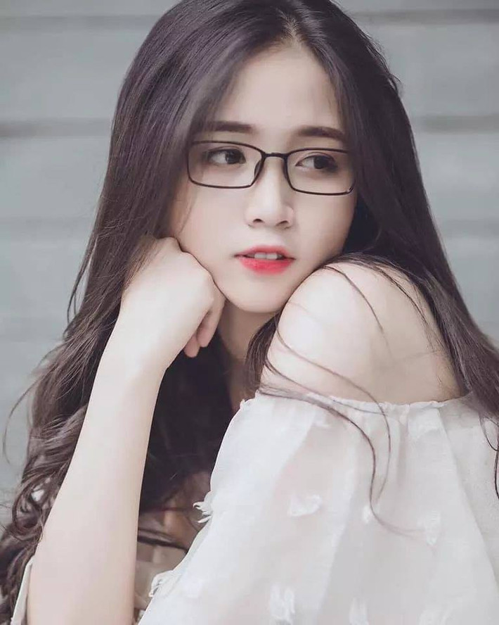Ngoài công dụng hỗ trợ đôi mắt người cận nhìn rõ hơn thì những cô nàng đeo kính thường rất xinh đẹp và dễ thương, đôi khi là cả quyến rũ nữa.