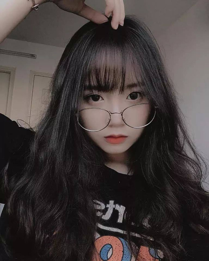 Ngay sau khi được đăng tải, những bức ảnh trong album các cô nàng đeo kính nhận được không ít lời khen đến từ cộng đồng mạng.