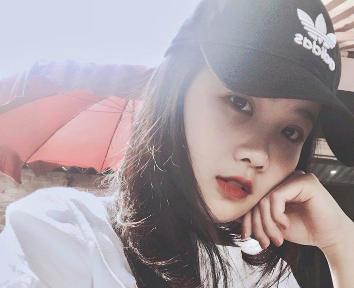 Người yêu tin đồn Đoàn Văn Hậu có vẻ ngoài dễ thương, gu ăn mặc trẻ trung. 9X ghi điểm với vóc dáng nhỏ nhắn cùng cách tạo dáng trẻ trung. Hiện Hoàng Anh sở hữu gần 10.000 lượt theo dõi trên trang cá nhân.