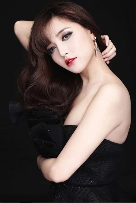 Bích Phương luôn chủ động hướng mình tới hình ảnh ngọc nữ với đời tư trong sạch nói không với scandal. Chính vì thế mà rất hiếm khi nữ ca sĩ 8X này ăn mặc sexy "thiếu vải". Tuy nhiên, mới đây dân mạng vẫn tìm được những hình ảnh mà "thánh bùa yêu" Bích Phương lả lơi khiến dân mạng phát hờn.