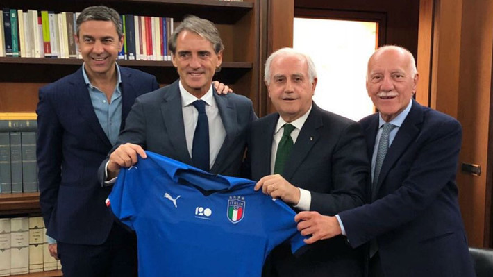 Roberto Mancini đã chính thức ký hợp đồng trở thành HLV trưởng Italia và đang cân nhắc gọi Balotelli trở lại đội tuyển.