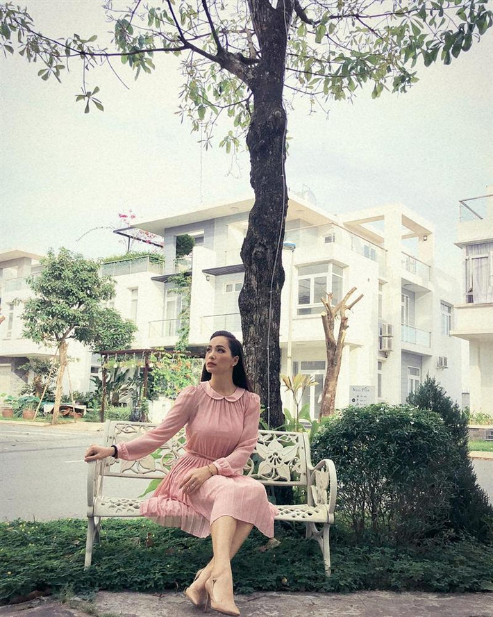 Thúy Hạnh xinh đẹp với váy tông hồng ngồi thư giãn ngắm phố phường.