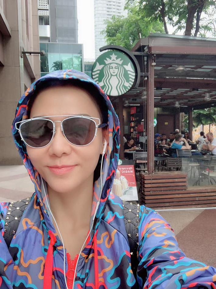 Đăng ảnh kín mít xuống phố, Thu Minh bảo: "Đời lại tươi, lại tung tăng được rồi..."