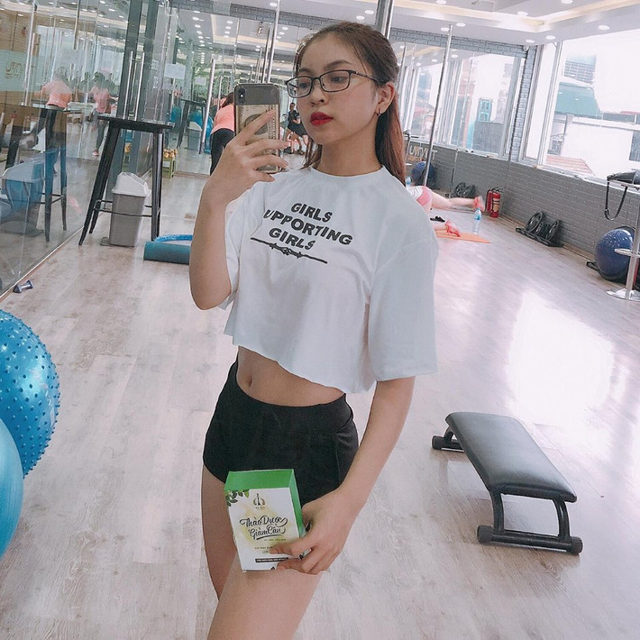 Chính sự bất hợp lý đến khó hiểu này đẩy Nhật Lê vào bão mạng, thu hút không ít chỉ trích của cộng đồng mạng. Những tưởng mọi chuyện chỉ dừng lại ở chỉ trích nhưng mới đây, dân mạng lại đồng lòng đòi tẩy chay cô nàng bạn gái tuyển thủ U23 Việt Nam vì cho rằng cô đang PR bán hàng không hề có tâm một chút nào.