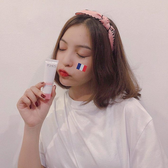 Hàng loạt cư dân mạng tổng tấn công trang cá nhân của Nhật Lê và để lại không ít bình luận gay gắt.