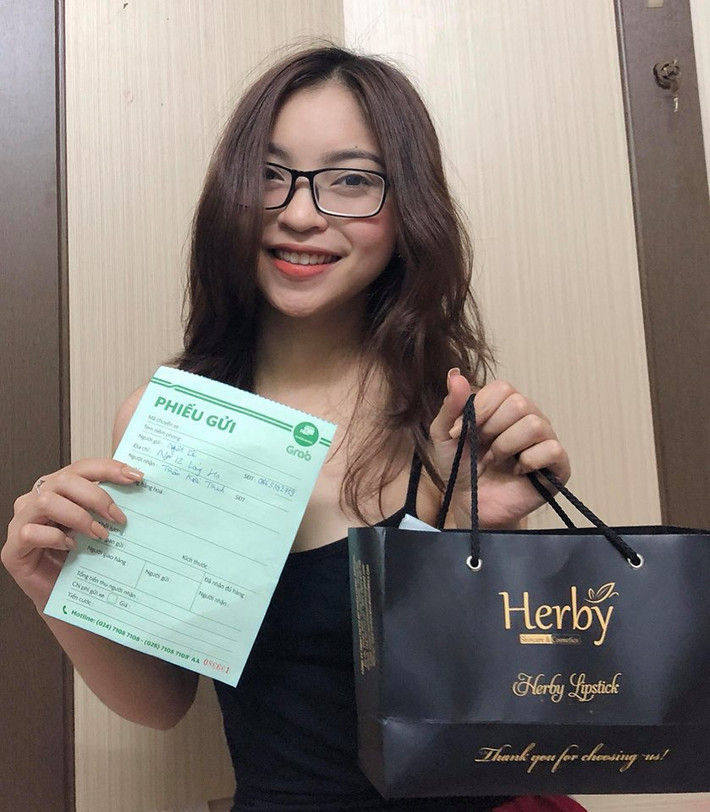 Còn nickname Nguyet Ha bày tỏ: "Vì vài đồng tiền mà em rẻ rúm quá, trong khi đáng lẽ nếu em và Hải trở thành một couple đẹp, em có thể có những hợp đồng tốt hơn nhiều. Rất ngưỡng mộ người yêu em mà tụi em làm thế này nhiều người thất vọng quá. Đừng lợi dụng sự hâm mộ của mọi người làm bàn đạp cho sự kiếm tiền".