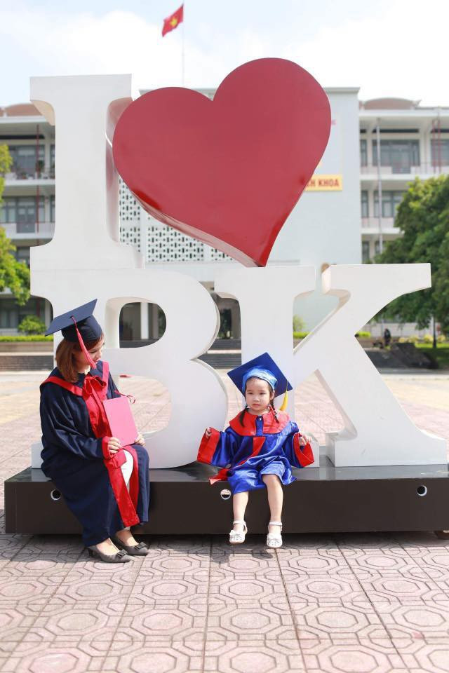 Dưới phần bình luận, ai ai cũng khen hai mẹ con dễ thương, đáng yêu, nhưng cũng có nhiều người đặt ra câu hỏi vì nếu con gái 3, 4 tuổi thế này thì chắc cô nàng kia đã phải làm mẹ, nuôi con ngay từ lúc còn đi học.