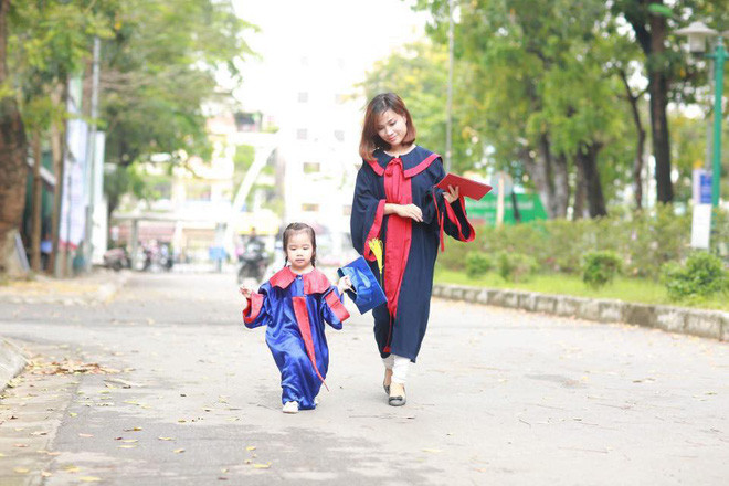 Hai mẹ con mặc phục trang tốt nghiệp trong buổi lễ nhận bằng của mẹ này đã được một trang fanpage trên mạng xã hội chia sẻ và ngay lập tức trở thành tâm điểm chú ý của dân mạng.