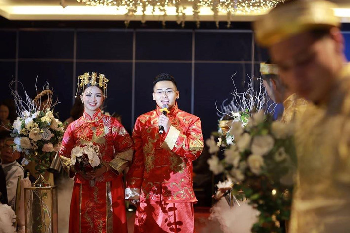 Clip được chia sẻ trên Facebook với dòng caption: "Quá Tầm cỡ ! Đám ăn hỏi ở Quang Trung, Hà Đông (Hà Nội). Chú rể sinh năm 1996. Có dàn siêu xe hộ tống, cô dâu chú rể tung tiền quanh phố. Đi qua mải hóng mà suýt lao vào ô tô. Chị em nào muốn Cưới chồng kiểu này không?"