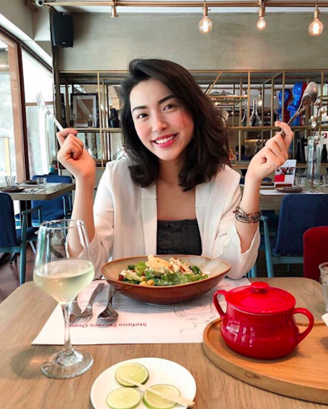 Trước khi có được ngoại hình ưa nhìn như hiện nay, Hà Trúc đã phải trải qua tuổi dậy thì vô cùng sóng gió với cán cân luôn hướng thẳng về con số 6-70 kg. Một phần khiến hot girl Việt này có cân nặng "khủng" vì sở thích ăn uống vô tội vạ của mình.