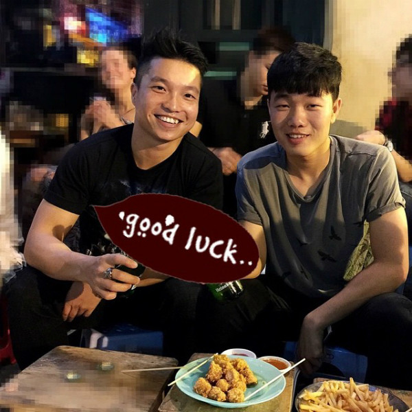 Đội trưởng Lương Xuân Trường khá kín tiếng về đời tư cũng như chia sẻ những hình ảnh vui chơi, giải trí ngày thường. Tuy nhiên, các fan cũng đã nhanh chóng "đào mộ" được một bức hình hiếm hoi chàng thủ quân đội tuyển U23 Việt Nam rủ bạn bè lê la quán xá. Và không khó để nhận ra đây chính là góc phố Tạ Hiện quen thuộc với giới trẻ Hà Nội.