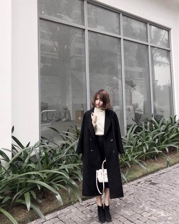 "Bản sao ca sĩ Miu Lê" của trường Y - Nguyễn Khánh Huyền sở hữu ngoại hình rất ấn tượng với chiều cao 1m65 và số đo 3 vòng hoàn hảo: 83-60-90. Chính lợi thế ngoại hình cùng body là chìa khóa để cô nàng trở nên nổi bật trước đám đông.