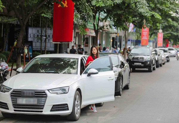 Theo tìm hiểu, Midu lần đầu cô "tậu xe" là năm 2010, khi vừa tròn 21 tuổi. Năm 2016, cô đổi chiếc xe có giá hơn 1 tỷ để phục vụ nhu cầu cá nhân của mình.