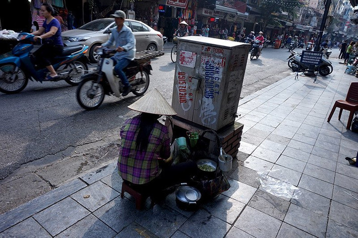 Bếp đỏ lửa ngay cạnh một tủ điện bị bôi bẩn, không còn dòng chữ cảnh báo nguy hiểm trên phố Hàng Đào (Hoàn kiếm).