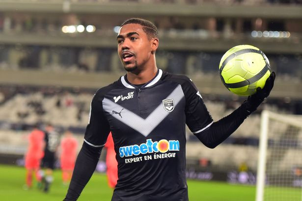 Cầu thủ Malcom tên đầy đủ là Malcom Filipe Silva de Oliveira, sinh năm 1997, quốc tịch Brazil. Ngôi sao trẻ tuổi này thi đấu ở có thể thi đấu ở vị trí tiền vệ cánh hoặc tiền vệ hộ công. Chính anh đã mang về thành công cho Bordeaux ở mùa giải Ligue 1 2017-2018 vừa qua với 12 bàn thắng, 8 đường kiến tạo và giúp CLB đất cảng đe dọa trực tiếp ngôi vương của PSG.