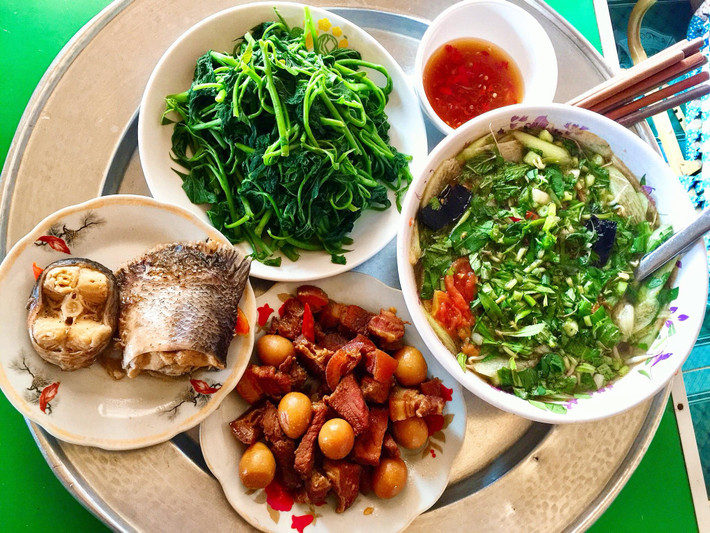 Ngay sau khi bài viết của Hà Hương được chia sẻ, hội chị em MXH đã ùn ùn đăng tải những bức ảnh khoe mâm cơm mình nấu và tạo nên một không khí vô cùng nhộn nhịp.