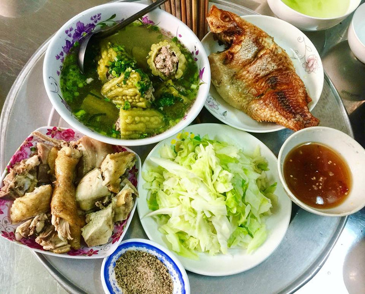 Hội chị em thường "rỉ tai" nhau rằng "Con đường đến trái tim đàn ông nhanh nhất đó là thông qua cái dạ dày". Chính bởi vậy, mới đây trên MXH các bạn nữ đã chia sẻ bữa cơm mình nấu và truyền thụ cho nhau kinh nghiệm để giữ chồng và người yêu theo cách này.