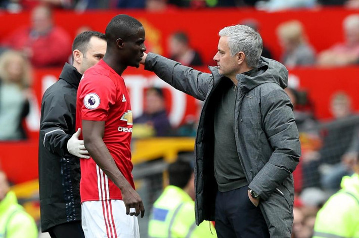 Giới truyền thông xứ sương mù cho hay, Chelsea và Arsenal "thừa nước đục thả câu" thương vụ Eric Bailly từ M.U.
