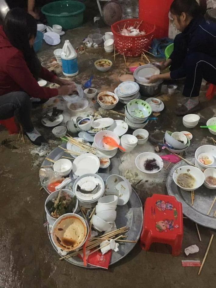 Hết Tết đồng nghĩa với vô vàn nỗi niềm được vơi bớt đi. Trong đó, đáng kể nhất phải là sự vơi đi của chồng bát đĩa sau mỗi bữa ăn uống, tiệc tùng. Các cô gái có lẽ là người thấu hiểu được nỗi khổ này hơn ai hết.
