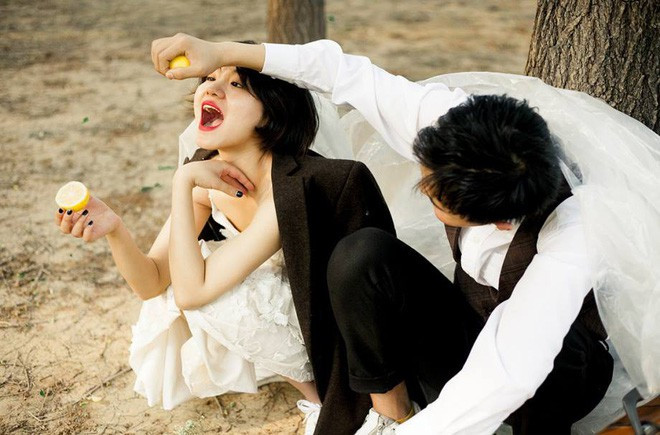 Cặp đôi trong ảnh trông không giống đang chụp ảnh cưới mà chỉ đang cùng dạo chơi, vui đùa. Họ chụp ảnh ở ga tàu điện bỏ hoang, trên đồi, trong tiệm băng đĩa nhạc, trước xe bán trái cây dạo.