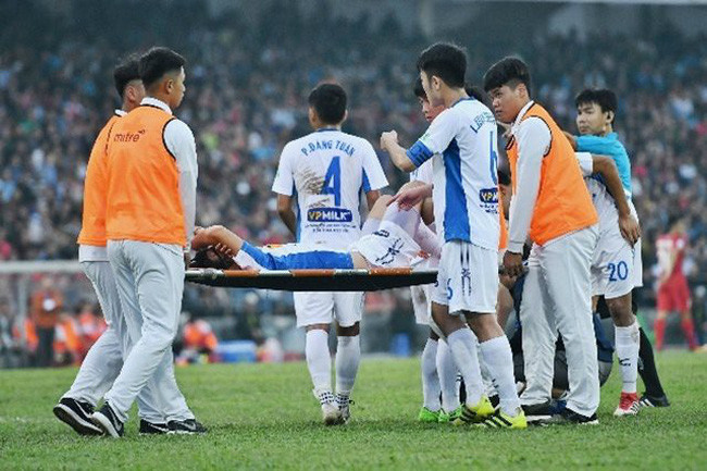 Sau khi gặp chấn thương nặng, mới đây Tuấn Anh nhận thêm 1 tin buồn đó là anh không kịp bình phục để cùng ĐTQG Việt Nam dự AFF Cup 2018 diễn ra vào tháng 11 tới.