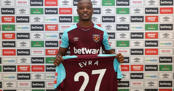 Hậu vệ cánh trái kỳ cựu người Pháp - Patrice Evra đã đặt bút ký hợp đồng có thời hạn đến hết mùa với CLB West Ham