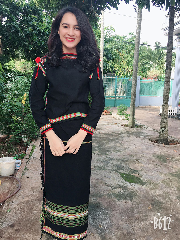 H Duyên Bkrông là thiếu nữ 9X Ê Đê thời gian qua nổi bật trên MXH nhờ nhan sắc khiến nhiều người tưởng nhầm là con lai. Cô nàng này sinh năm 1999, hiện đang là sinh viên trường Cao đẳng Văn hóa Nghệ thuật Đắk Lắk.