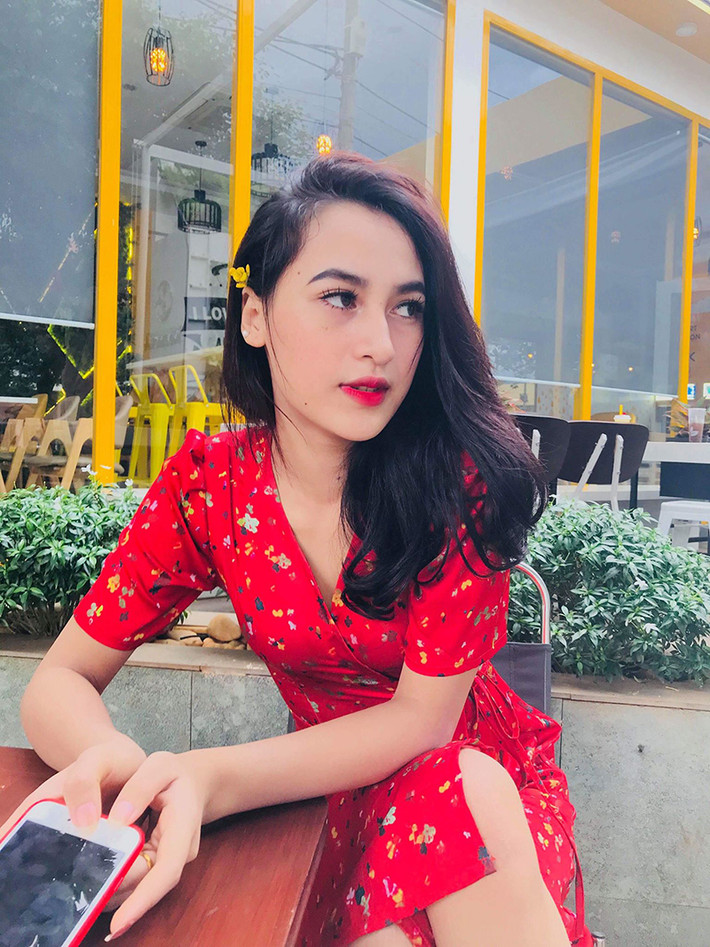 H Duyên Bkrông có tên thường gọi là Duyên, cô là người con thứ 2 trong gia đình có 3 chị em gái. Ngay từ bé, thiếu nữ Ê Đê này trông đã khác biệt khi sở hữu những nét đẹp riêng.