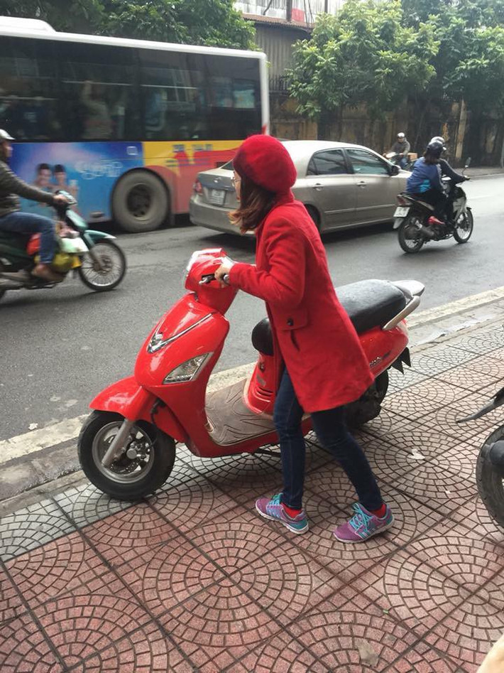 Bạn trẻ có nickname Minh Hoàng có viết: "Mình thấy cách phối đồ này khá thú vị, thử tưởng tượng xem đang đi đường mà có cả một đoàn ninja như vậy phía sau."