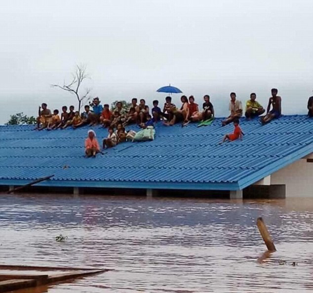 Nhìn cảnh bốn bể là nước lũ tại nước bạn Lào khiến chính người dân Việt Nam đồng cảm vì hàng năm những tỉnh như Hà Tĩnh, Nghệ An, Huế hay Quảng Trị cũng phải gánh chịu sự nổi giận từ "mẹ thiên nhiên".