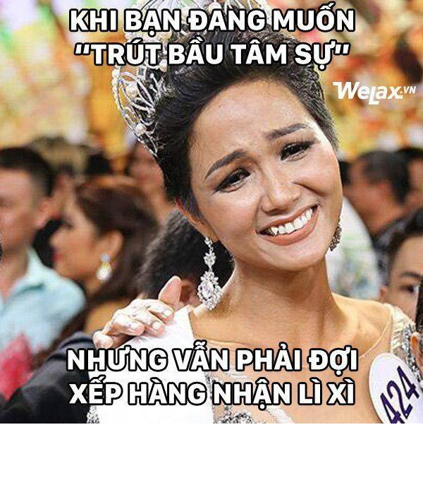 Biểu cảm khuôn mặt chờ đợi lì xì của gia đình và bạn bè của nhiều bạn trẻ chắc sẽ giống với H'Hen Niê khi đăng quang Hoa hậu Hoàn vũ Việt Nam vừa qua.