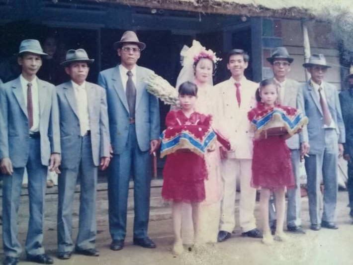 Theo chia sẻ của bác Hà Phạm: "Đám cưới ngày xưa làm gì có các loại phấn trang điểm chuyên dụng và đẹp như ngày nay. Ngày xưa thì chỉ có phấn bông lúa hay con én là sang lắm rồi. Bôi chút thôi mà nhìn như ma, trắng bệch nhưng ngày cưới thì cũng phải lung linh chút chứ".