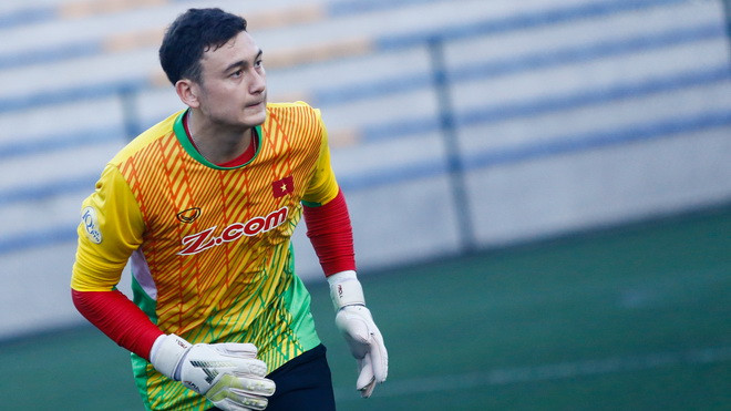 Đứng trong khung gỗ đội hình dự đoán được HLV Park Hang-seo đưa vào sân trận tiếp Malaysia ở AFF Cup 2018 trên sân nhà Mỹ Đình là thủ môn Đặng Văn Lâm. Trong trận đấu với Lào, Lâm Tây chưa phải làm việc nhiều tuy nhiên, kinh nghiệm trận mạc giúp thủ môn Việt kiều này nắm cơ hội cao trước 2 đối thủ cạnh tranh trực tiếp là Bùi Tiến Dũng và Tuấn Mạnh.