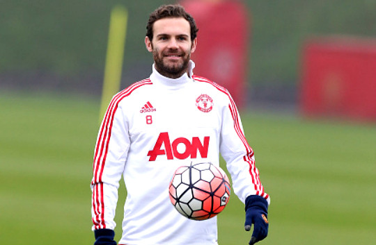 Juan Mata dập tắt những tin đồn ra đi, bằng việc chính thức ký vào bản hợp đồng mới với M.U. Ảnh: Goal