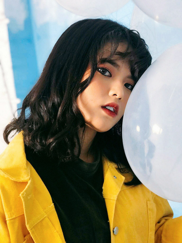 Hot girl phim sitcom tiếp theo được nhắc tới đó là Mai Bích Trâm (sinh năm 1997) đang học trường ĐH Sân khấu Điện Ảnh TP HCM. Dù tuổi đời còn rất trẻ, nhưng cô bạn này đã có bề dày thành tích khi góp mặt trong hàng loạt phim sitcom phát sóng trên truyền hình và Youtube.