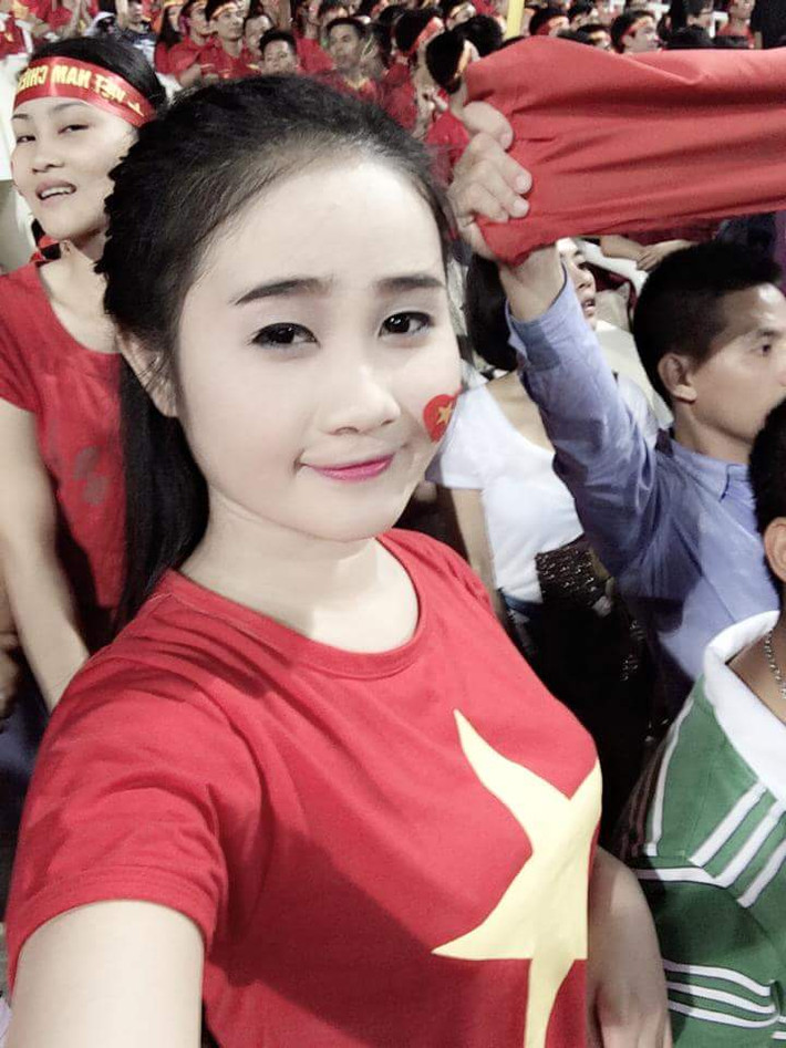 Ngọc Quyên cũng thường xuyên xuất hiện trên khán đài để cổ vũ người yêu cũng như các tuyển thủ Việt Nam thi đấu tại các giải đấu trên sân nhà.