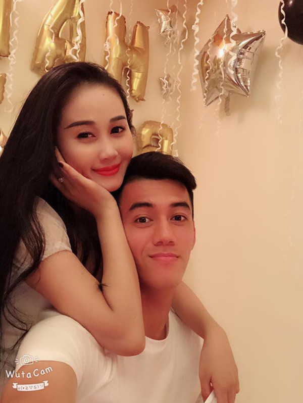 Với những gì đã thể hiện, Tiến Linh ngay lập tức trở thành từ khóa được tìm kiếm trên MXH. Bên cạnh sự quan tâm dành cho anh chàng cầu thủ này, bạn gái của Tiến Linh cũng lập tức được nhiều người quan tâm ngay sau trận đấu cuối cùng tại vòng bảng AFF Suzuki Cup 2018 của ĐT Việt Nam.