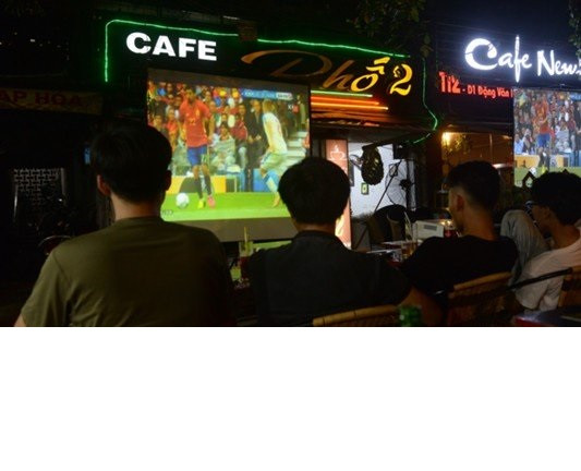 Ngay sau khi VTV đưa ra những yêu sách của mình, dư luận đã tỏ ra vô cùng đang băn khoăn việc VTV sẽ thực thi bản quyền như thế nào đối với những trường hợp là các tụ điểm đông người như phố đi bộ, ga tàu, quán cà phê. Chẳng hạn như liên hệ xin phép trực tiếp với ai? Bộ phận nào? Bao lâu thì có phản hồi? Nếu xin mà VTV không phản hồi thì có được phát sóng các trận đấu World Cup 2018 không? Nếu vẫn phát sóng mà chưa có ý kiến VTV sẽ bị xử lý thế nào?
