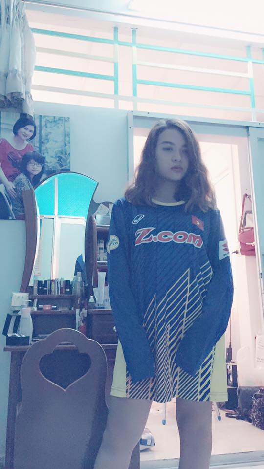 Nickname Hoang Hoa Nhi bình luận rằng: " Chị có biết là chị đã phá vụn vỡ trái tim của biết bao chị em khác không? Nhưng cũng xứng đáng chị ạ! giữ lấy anh Dũng chị nhé! Ngoài kia còn nhiều chị em "thả thính" lắm. Trong đó có em".