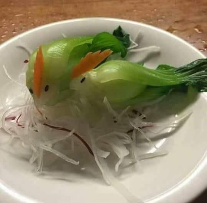 Ngắm nhìn những tác phẩm của anh trai M.T, nhiều dân mạng đã để lại bình luận rằng: "Con trai gì mà khéo tay, tỉ mỉ đến thế. Nhìn như này thôi chứ chắc gì các chị em nhà mình đã làm được. Không phải chê các chị em đâu, nhưng quả thực anh ấy có tài thật".