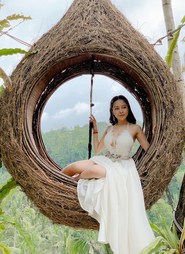 Tuy nhiên, không muốn đóng khung với tư cách của một hot girl, Trâm Anh đang âm thầm rèn luyện, bổ sung những kĩ năng cần thiết để theo đuổi công việc diễn viên, người mẫu, ca sĩ… trong tương lai.
