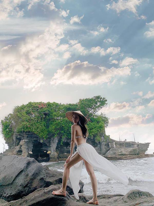 Hot girl Trâm Anh bắt đầu được nhiều người chú ý tới khi chuyện hẹn hò với streamer cực hot là Pewpew. Sau thời gian thay đổi hình ảnh bằng phong cách kín đáo, cô nàng xinh đẹp này mới đây đã bất ngờ đăng tải bộ ảnh lưng trần nuột nà trên bãi biển.